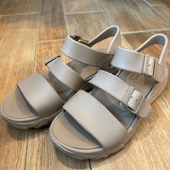 Skechers Shoes - Sketchers D’Lites 2.0 Beach Sandals LUXEFOAM